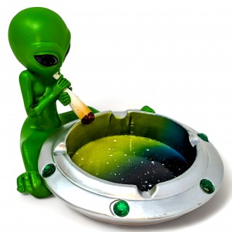 Token Alien on Spaceship Ashtray [3029]